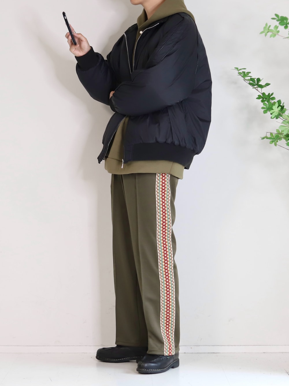 「ラインパンツ、トラックパンツ、ジャージ、ジャージーパンツ、サイドライン、パーカー、パーカーコーデ、フード、MA-1、ボンバージャケット、フライトジャケット、WONDER WONDER、ワンダーワンダー、ダウンジャケット、パイピング」｜「WONDER WONDERのパイピングラインMA-1ブルゾン（ブルゾン、ブラック系）」を使った、Mr.SZKさん（メンズ・177cm）の冬コーディネートの1枚目の写真