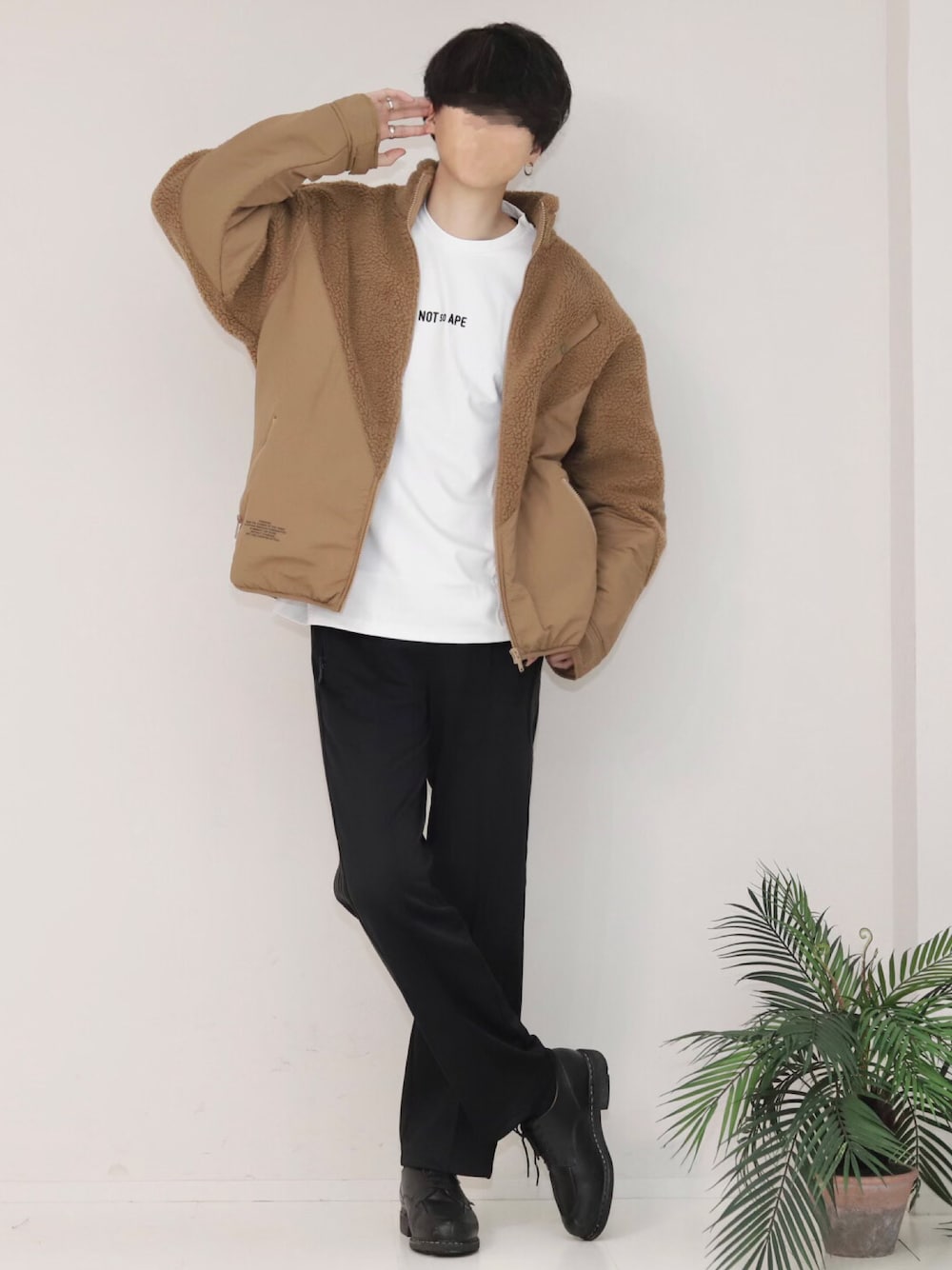 「白Tシャツ、nsa、perky_room、ノットソーエイプ、not so ape、ラインパンツ、トラックパンツ、春コーデ、シンプルコーデ、シンプルスタイル、着回しコーデ、着回し、着回し抜群、白シャツ、カジュアル」｜「Not So ApeのNOT so APE テキスト Tシャツ（Tシャツ/カットソー、ホワイト系）」を使った、Mr.SZKさん（メンズ・177cm）の冬コーディネートの1枚目の写真