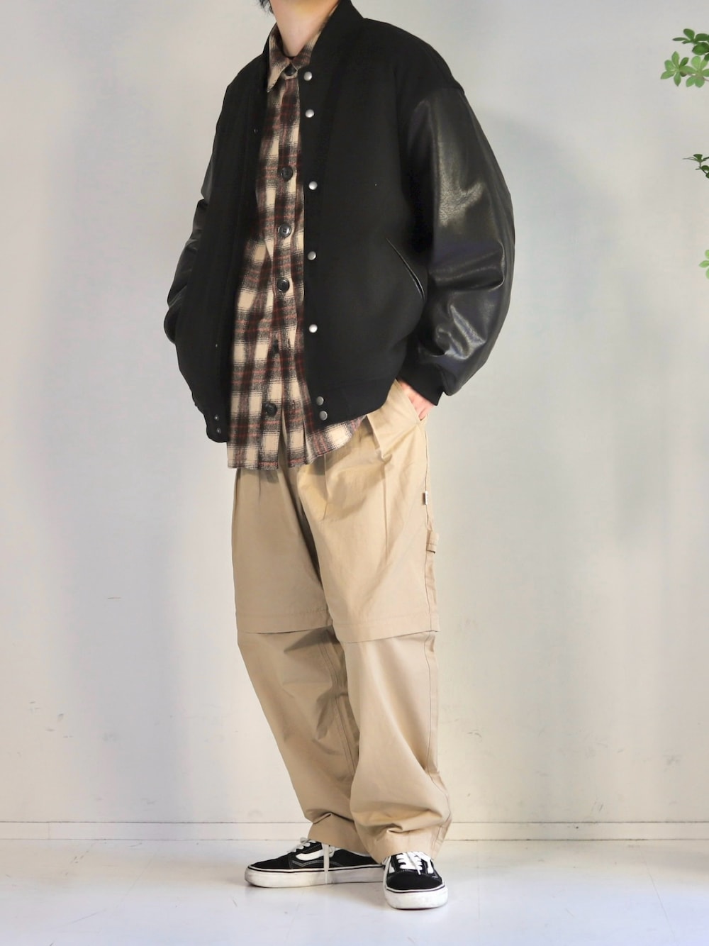 「アメカジ、ワイドパンツ、チェックシャツ、ネルシャツ、VANS、スニーカー、スニーカーコーデ、VANSのスニーカー、カジュアルコーデ、カジュアル、シンプルコーデ、休日スタイル、アメカジコーデ、シャツスタイル、スタジャン」｜「AIVERのAIVER　ソリッドビッグスタジャン（スタジャン、ブラック系）」を使った、Mr.SZKさん（メンズ・177cm）の春コーディネートの1枚目の写真