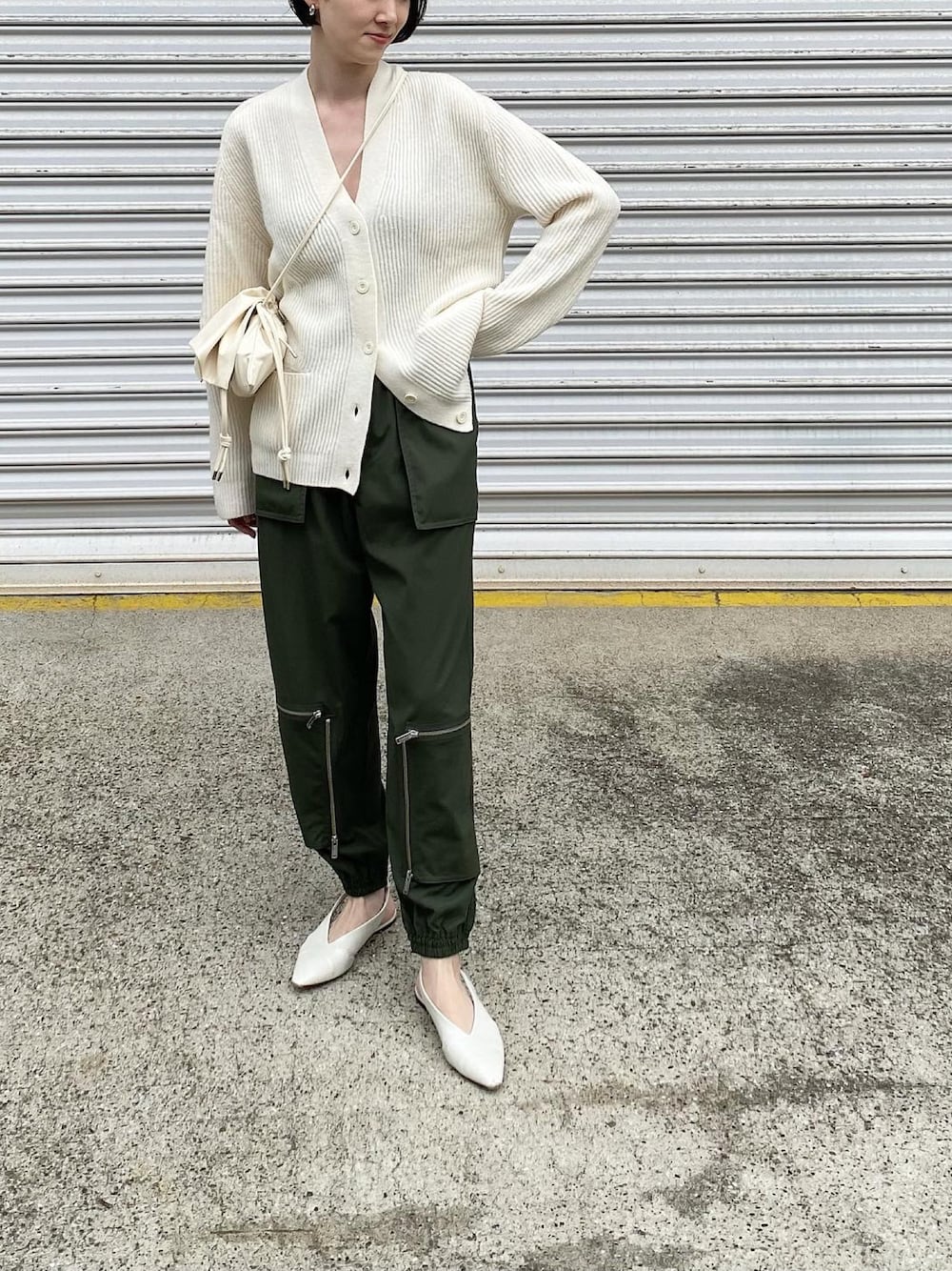 「秋ルック紹介するよ、秋服、カジュアル、guundercover、GU、UNIQLO U、シンプルコーデ」｜「GUのアイテム（パンツ、グリーン系）」を使った、Ayaさん（レディース・173cm）の秋コーディネートの1枚目の写真