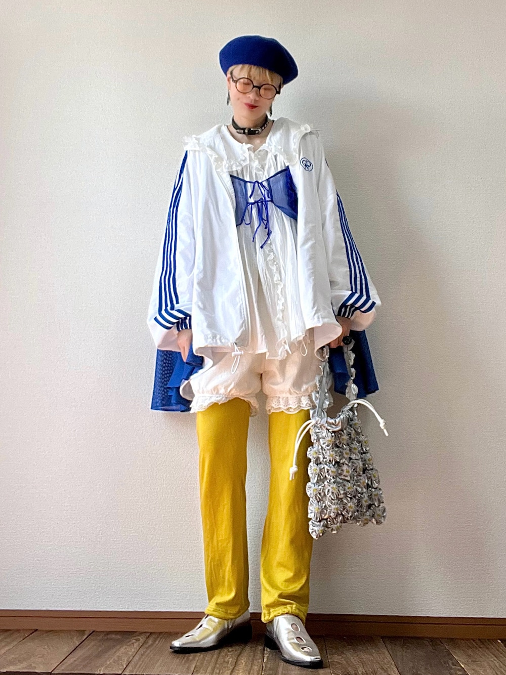 ホワイト系のシャツ/ブラウス、ブルー系のベスト、ホワイト系のブルゾンを着用したレディースの春コーディネートの1枚目の写真