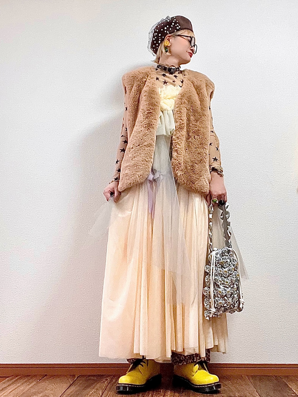 シルバー系のハンドバッグ、ベージュ系のTシャツ/カットソー、グリーン系のブルゾンを着用したレディースの秋コーディネートの1枚目の写真