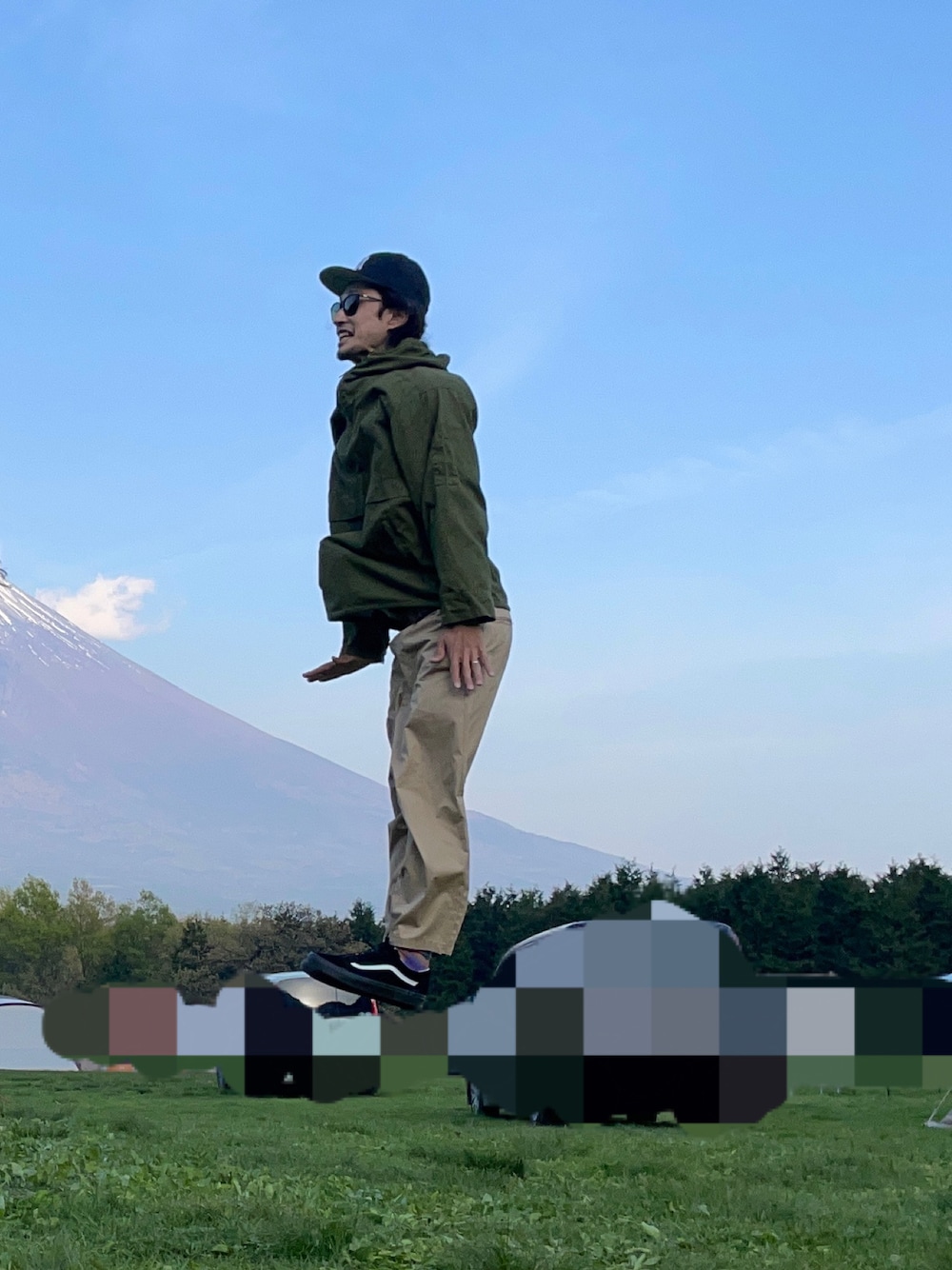 「ごきげんウィーク、舞空術、ワークマン、ふもとっぱらキャンプ場、GUコーデ、GU、バルーンパンツ、キャンプ、プチプラ」｜「workmanのアイテム（ポンチョ、グリーン系）」を使った、たけじゅんさん（メンズ・180cm）の春コーディネートの1枚目の写真