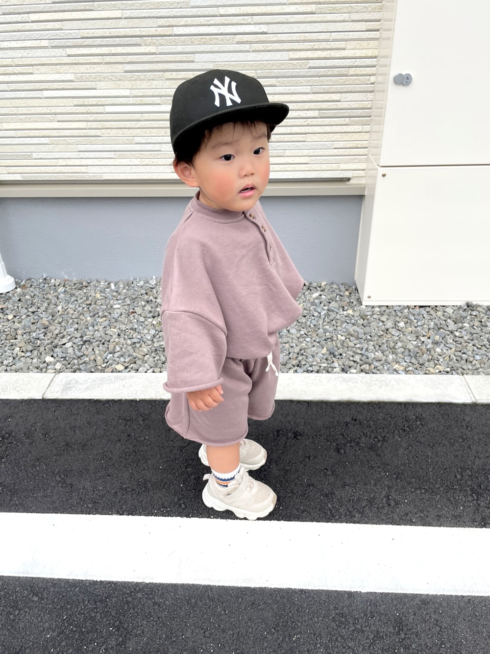 「休日コーデ、キッズファッション、ペアマノンストリート、おしゃれさんと繋がりたい、セットアップ、ハーフパンツ」｜「NEW ERAのアイテム（キャップ、ブラック系）」を使った、あやちょすさん（キッズ・90cm）の春コーディネートの1枚目の写真