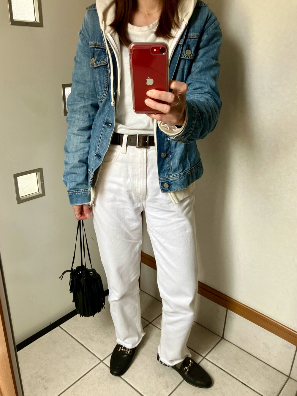 「デニムジャケット、白パンツ、ローファー、パンツコーデ、シンプルコーデ、オトナカジュアル、カジュアルコーデ、春ファッション、春のNewスタイル」｜「45Rのアイテム（デニムジャケット、ブルー系）」を使った、sato*さん（レディース・155cm）の春コーディネートの1枚目の写真