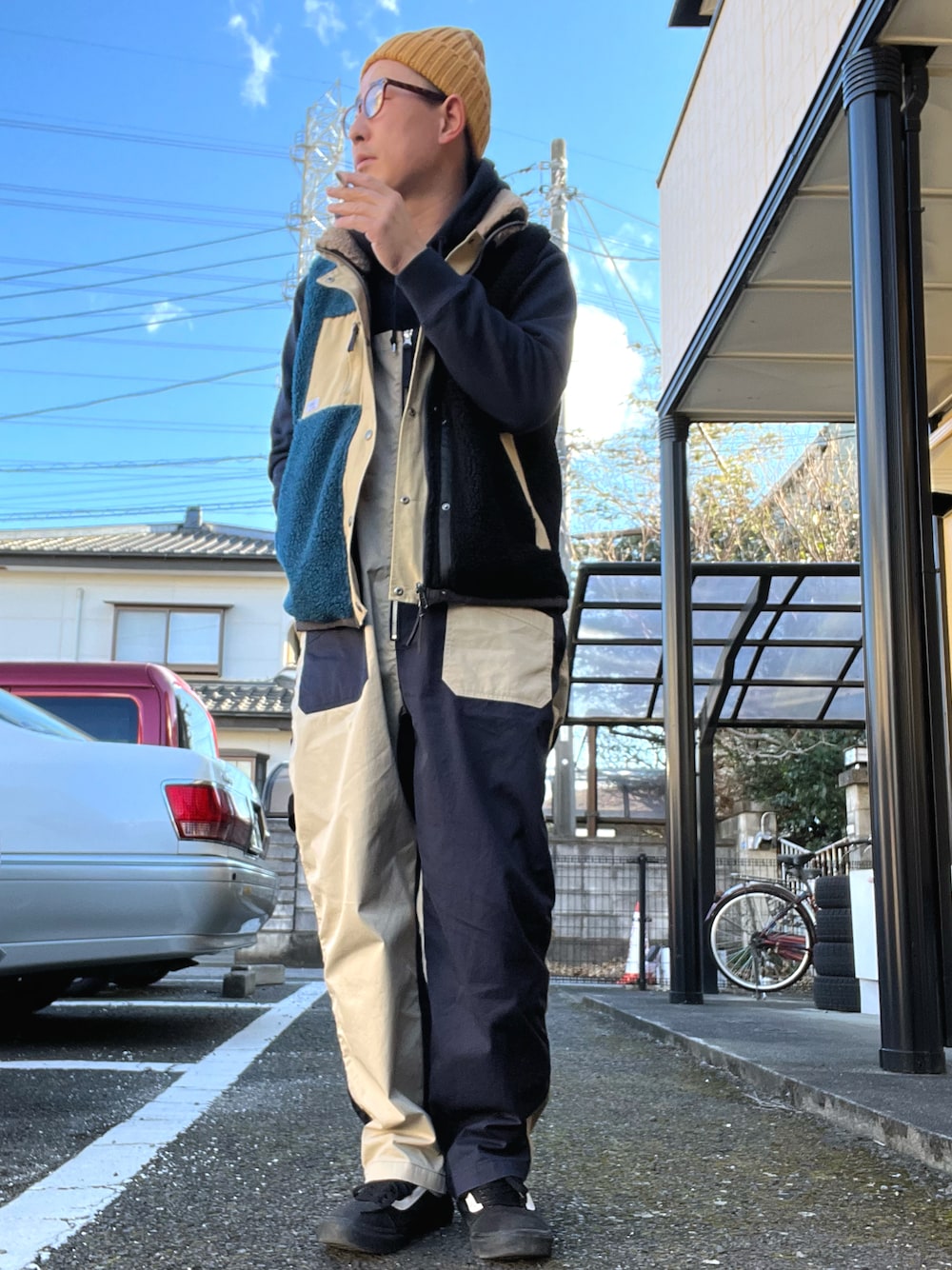 「おしゃれさんと繋がりたい、gymmaster、冬のコーデ、ファーベスト、ZOZO、パーカー、サロペット、オールドスクール、VANS、stussy」｜「VANSのVANS ヴァンズ OLD SKOOL DX オールドスクール DX V36CL+ CVS 17SP BLACK/WHITE（スニーカー、ブラック系）」を使った、ゆうすけさん（メンズ・176cm）の冬コーディネートの1枚目の写真