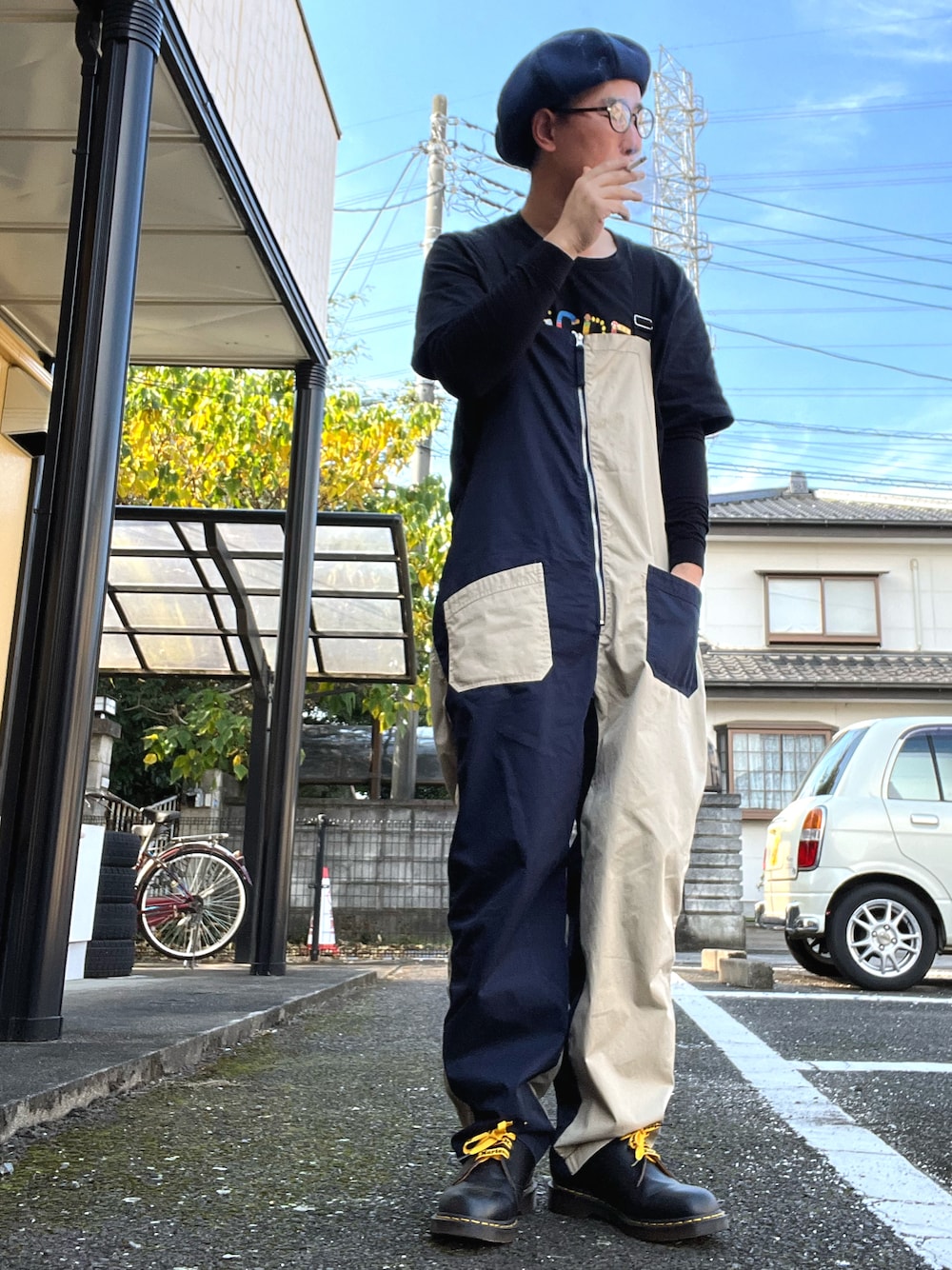 「お洒落さんとつながりたい、秋コーデ、カジュアル、オーバーオール、gym master、Dr.Martens、UNIQLO、CA4LA、ベレー帽」｜「UNIQLOのアイテム（Tシャツ/カットソー、ブラック系）」を使った、ゆうすけさん（メンズ・176cm）の秋コーディネートの1枚目の写真