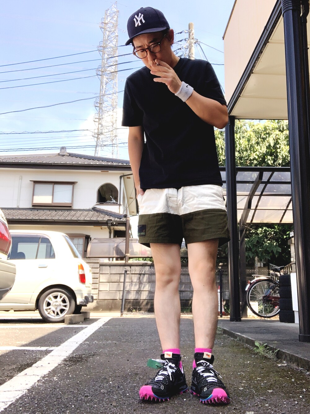 「休日スタイル、おしゃれさんと繋がりたい、off white、NARUTO TRUNKS、NEW ERA、NIKE、テラカイガー5」｜「off whiteのアイテム（スニーカー、ブラック系）」を使った、ゆうすけさん（メンズ・176cm）の秋コーディネートの1枚目の写真