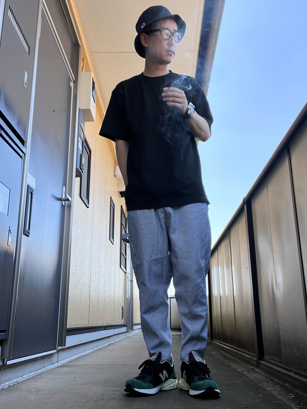 「休日スタイル、おしゃれさんと繋がりたい、スニーカー、New Balance、990v3、バケハ、G-SHOCK、Champion、サルエルパンツ、CAMBIO、シンプルコーデ、Print star、print」｜「CAMBIOのアイテム（パンツ、グレー系）」を使った、ゆうすけさん（メンズ・176cm）の秋コーディネートの1枚目の写真