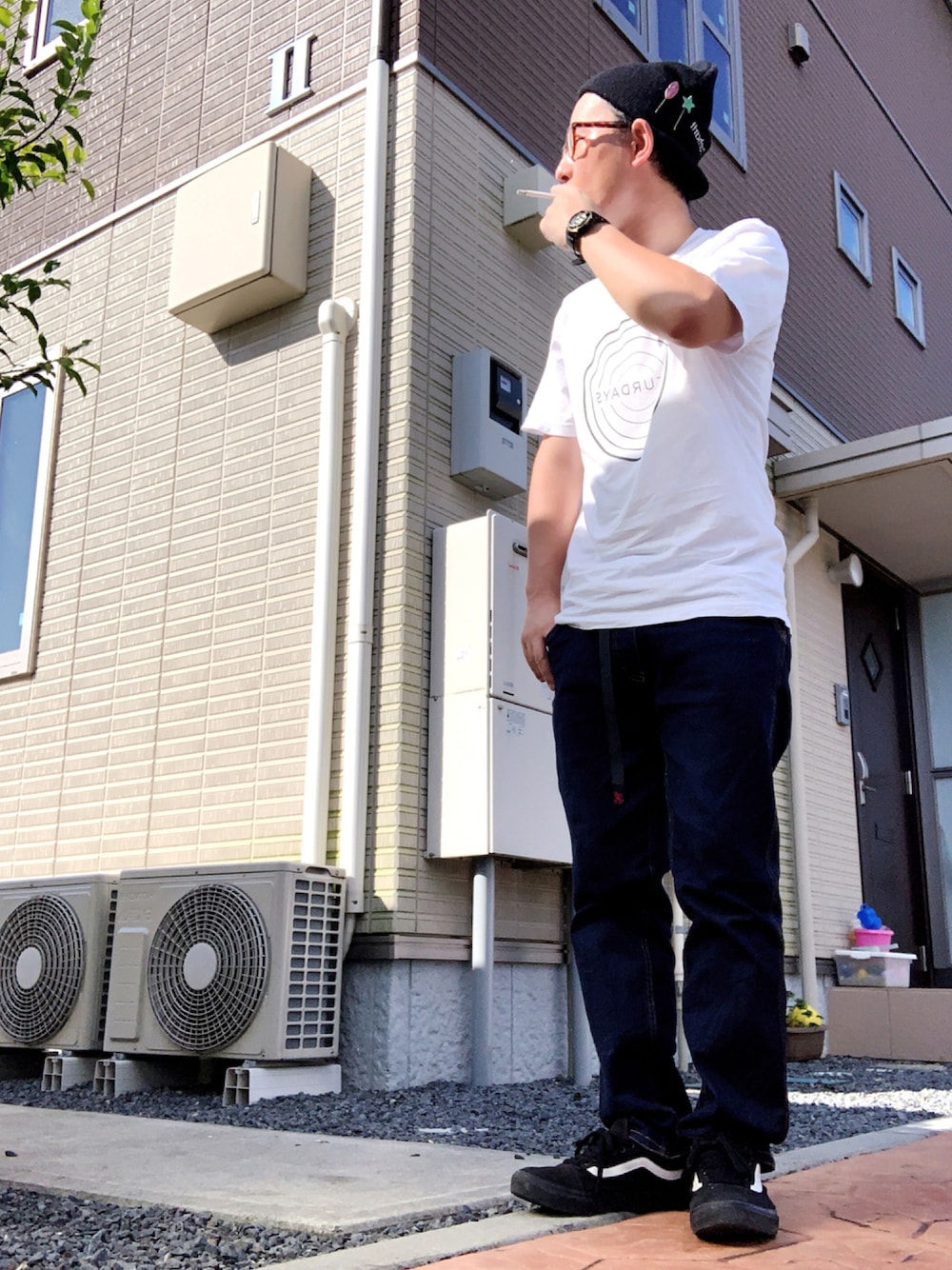 「お洒落さんとつながりたい、カジュアルコーデ、Tシャツ、SATURDAYS SURF NYC、GRAMICCI、VANS、オールドスクール、carhartt、休日コーデ、ストリート」｜「Saturdays NYCのCIRCLED IN（Tシャツ/カットソー、ブルー系）」を使った、ゆうすけさん（メンズ・176cm）の夏コーディネートの1枚目の写真