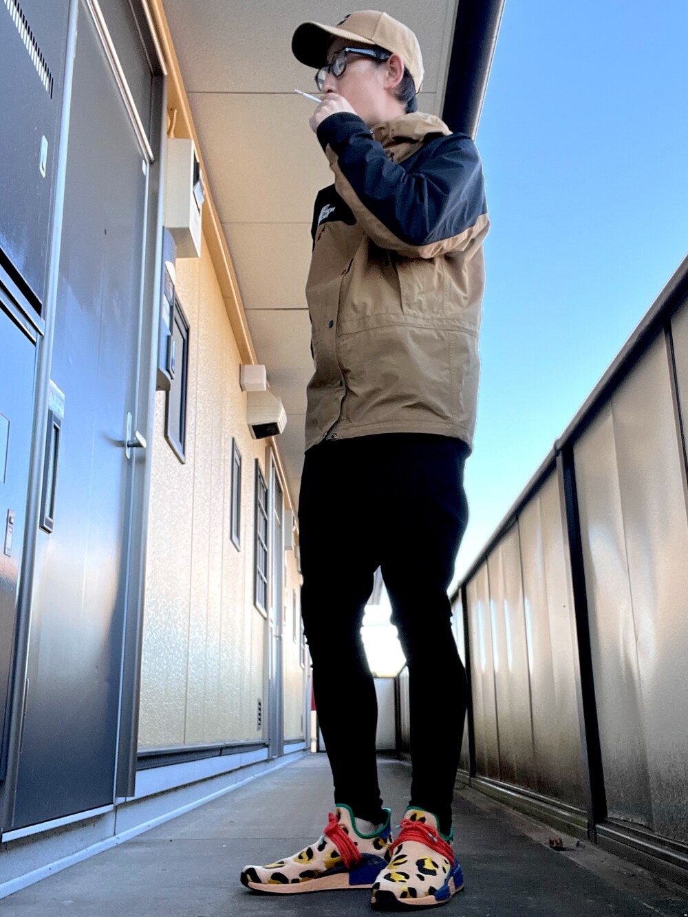 「スニーカーコーデ、THE NORTH FACE、kith、adidas、CAMBIO、おしゃれさんと繋がりたい」｜「KITHのアイテム（Tシャツ/カットソー、ホワイト系）」を使った、ゆうすけさん（メンズ・176cm）の春コーディネートの1枚目の写真
