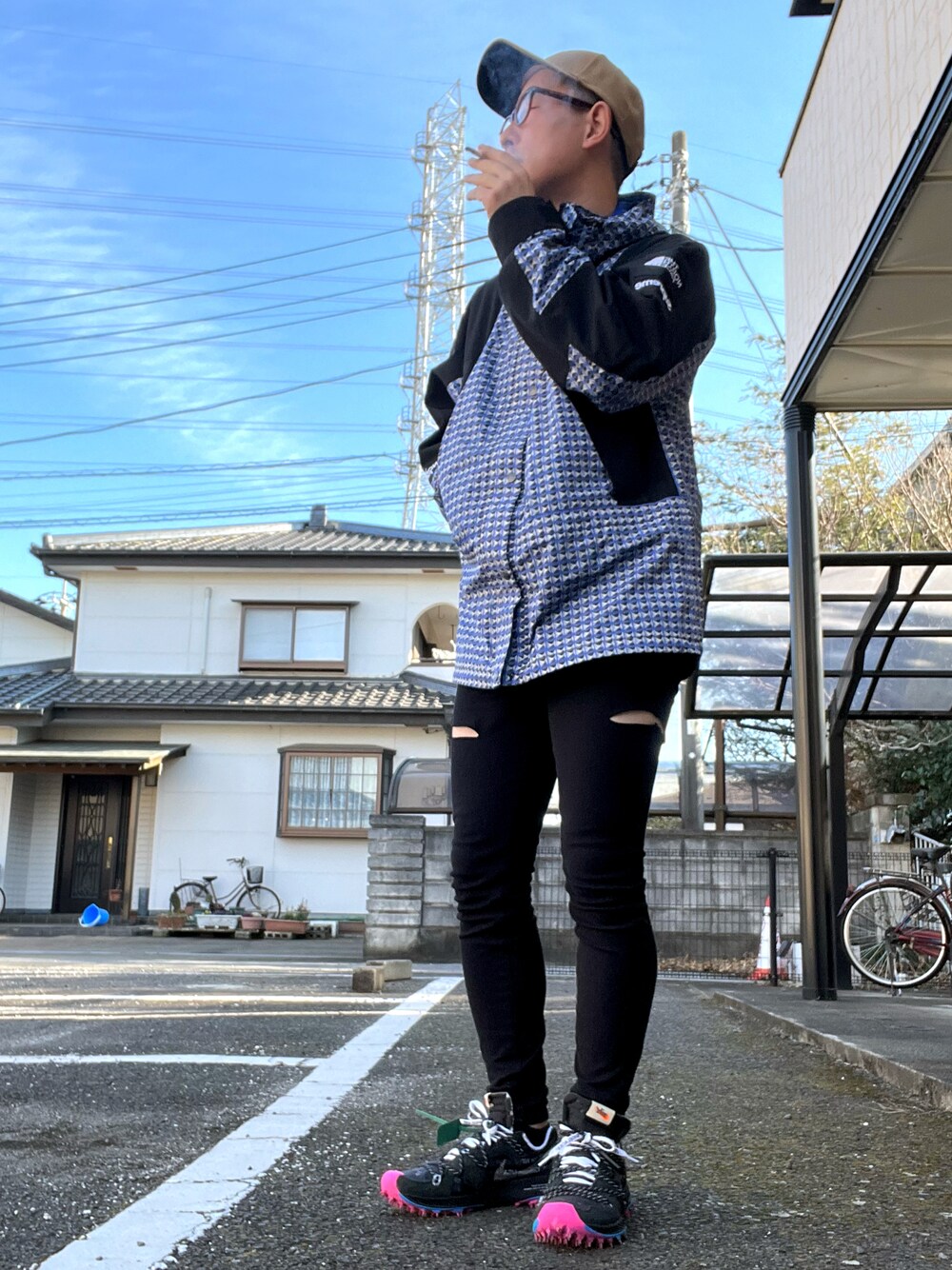 「お洒落さんとつながりたい、スニーカーコーデ、off white、NIKE、UNIQLO、gymmaster、supreme、THE NORTH FACE、マウンテンパーカー」｜「THE NORTH FACE×Supremeのアイテム（マウンテンパーカー、ブルー系）」を使った、ゆうすけさん（メンズ・176cm）の冬コーディネートの1枚目の写真