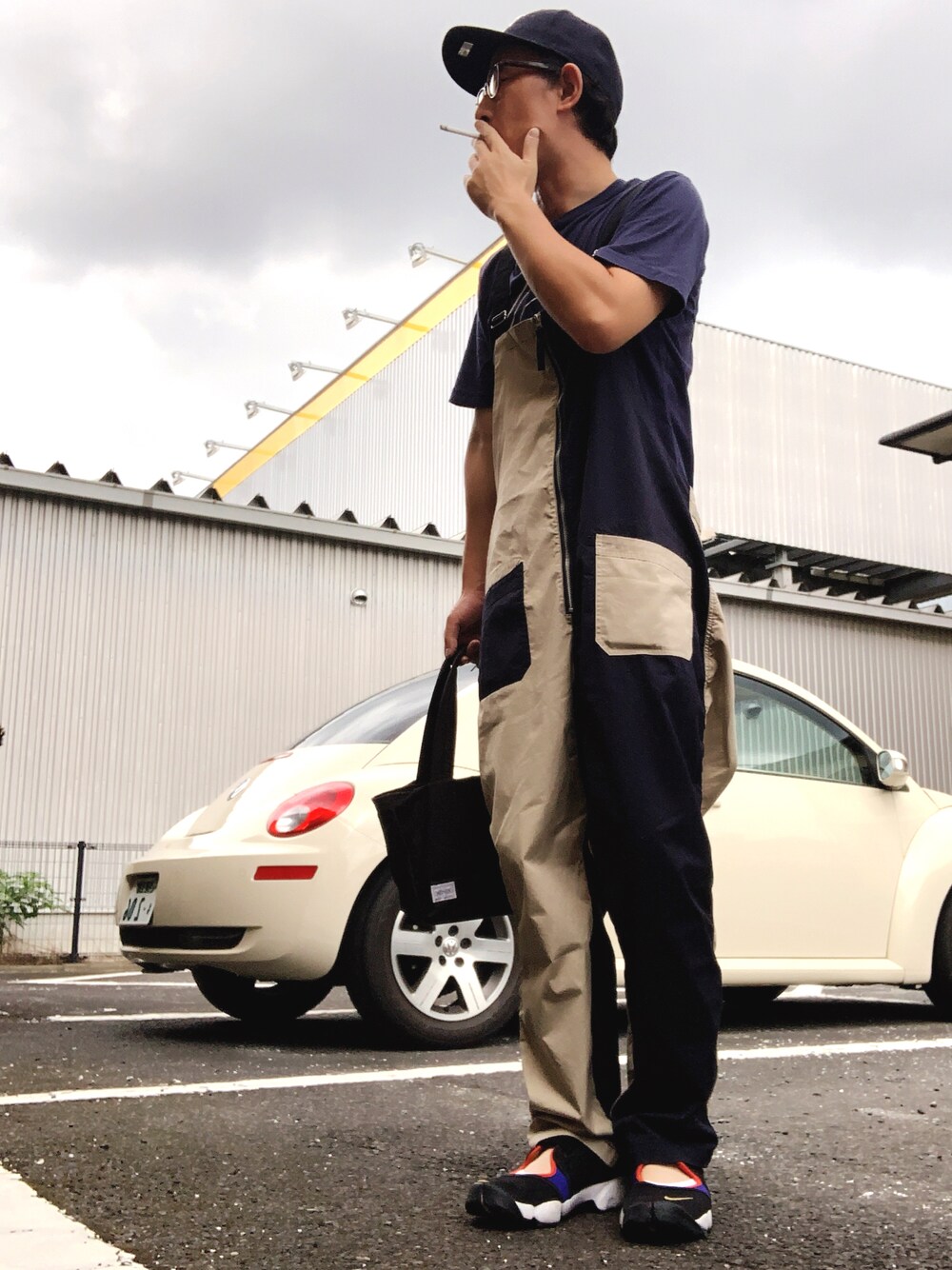 「休日スタイル、カジュアルコーデ、gym master、サロペット、PORTER、エアリフト、SATURDAYS SURF NYC、NEW ERA」｜「PORTERのワンポイントトートバッグ（トートバッグ、ブラック系）」を使った、ゆうすけさん（メンズ・176cm）の夏コーディネートの1枚目の写真