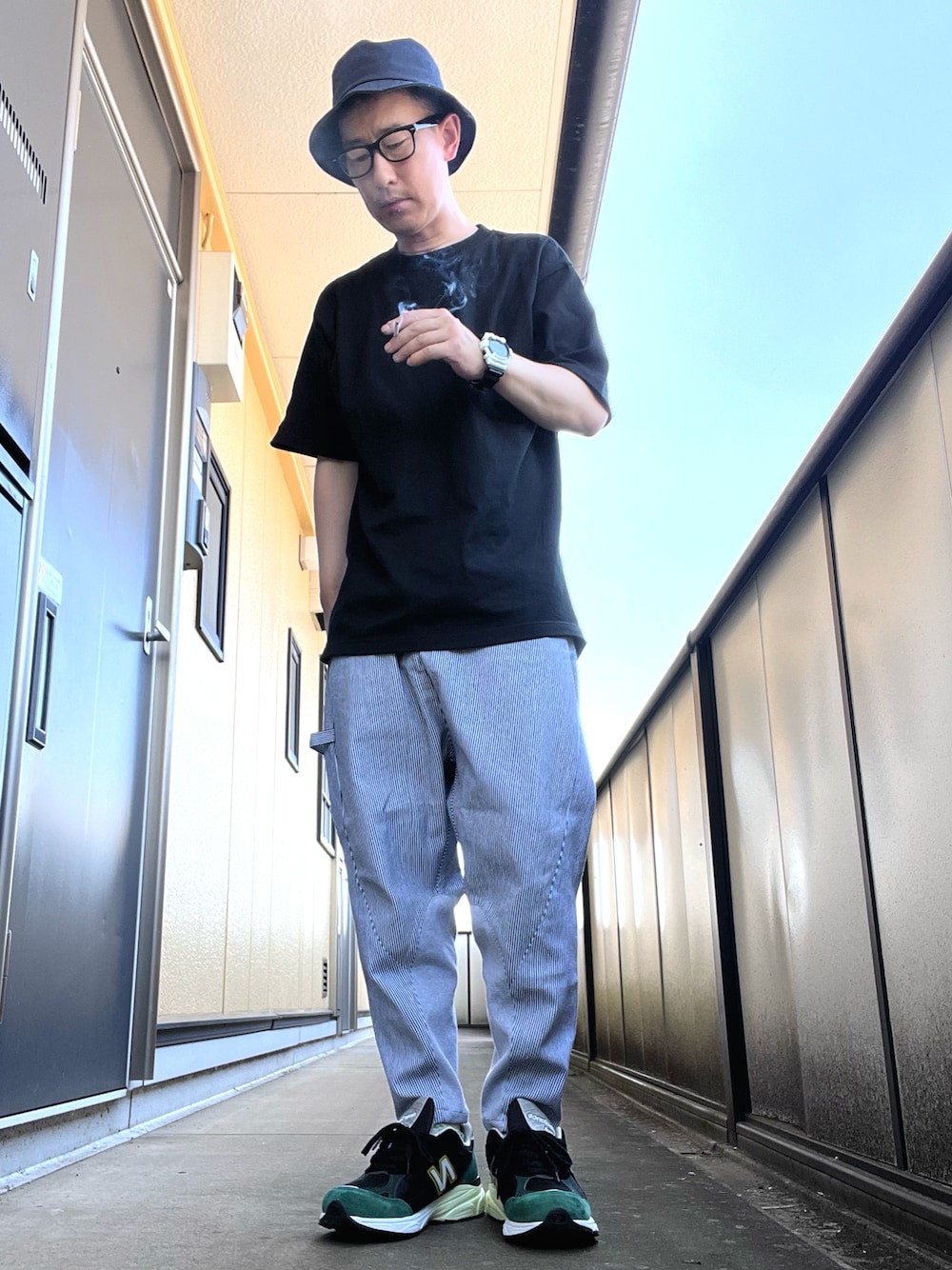 「お洒落さんとつながりたい、メンズファッション、New Balance、990v3、CAMBIO、printstar、バケットハット、スニーカーコーデ」｜「CAMBIOのアイテム（パンツ、グレー系）」を使った、ゆうすけさん（メンズ・176cm）の秋コーディネートの1枚目の写真