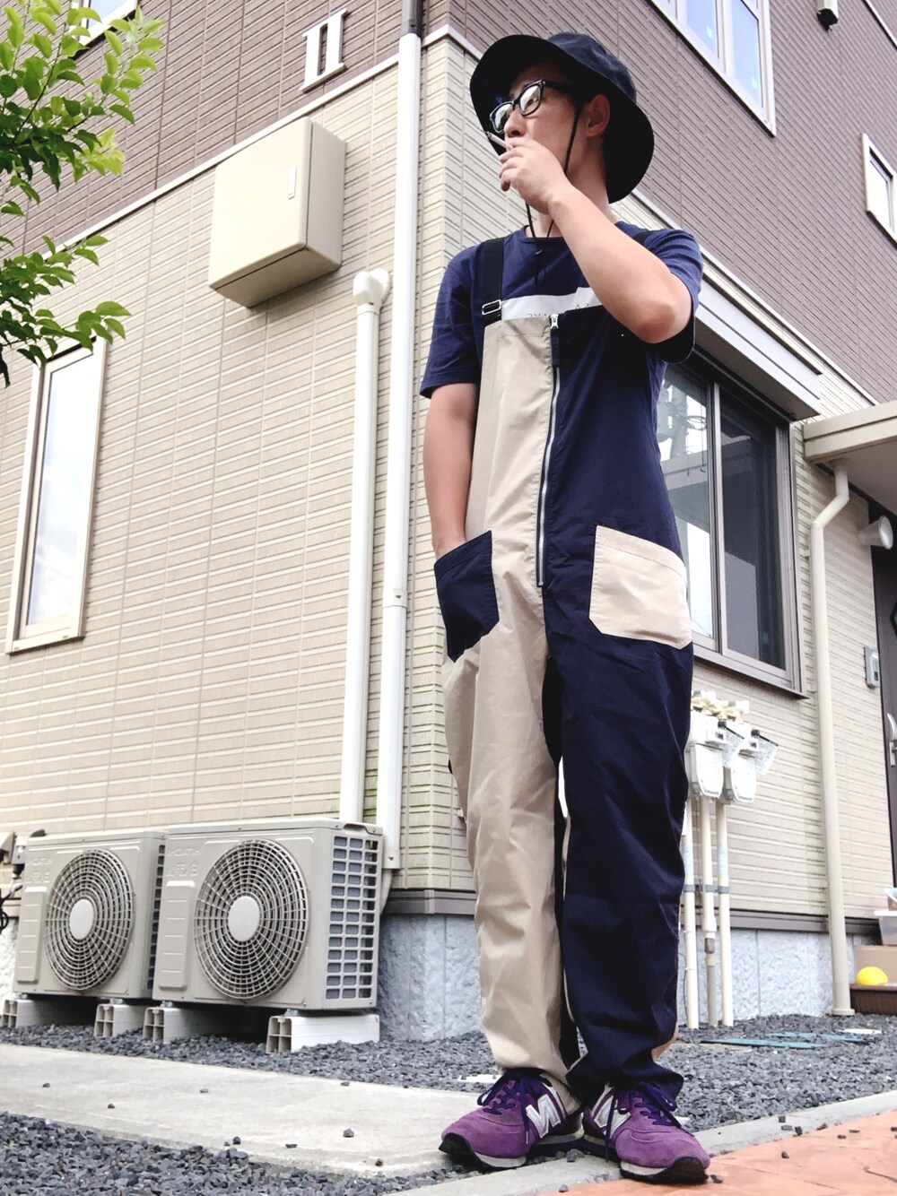 「お洒落さんとつながりたい、リラックス、ストリートコーデ、gym master、サロペット、New Balance、SATURDAYS SURF NYC」｜「gym masterのブレンドツイルオーバーオール（サロペット/オーバーオール、その他）」を使った、ゆうすけさん（メンズ・176cm）の夏コーディネートの1枚目の写真
