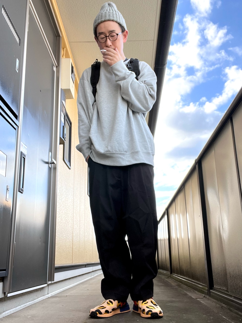 ブラック系のその他パンツ、その他のスニーカー、グレー系のパーカーを着用したメンズの冬コーディネートの1枚目の写真