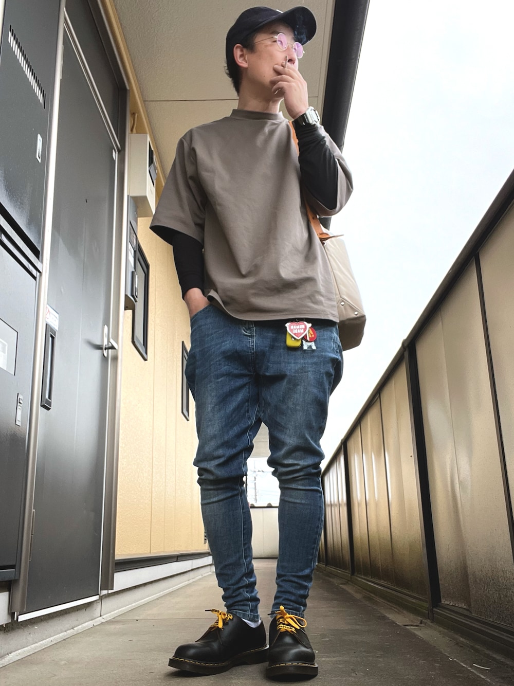 「お洒落さんとつながりたい、春夏コーデ、ビッグシルエット、TROVE、CAMBIO、Danton、Dr.Martens、tembea、デニム、サルエルパンツ」｜「CAMBIOのmp10415-Stretch Denim Jodhpurs Pants ジョガーパンツ（デニムパンツ、ブルー系）」を使った、ゆうすけさん（メンズ・176cm）の春コーディネートの1枚目の写真