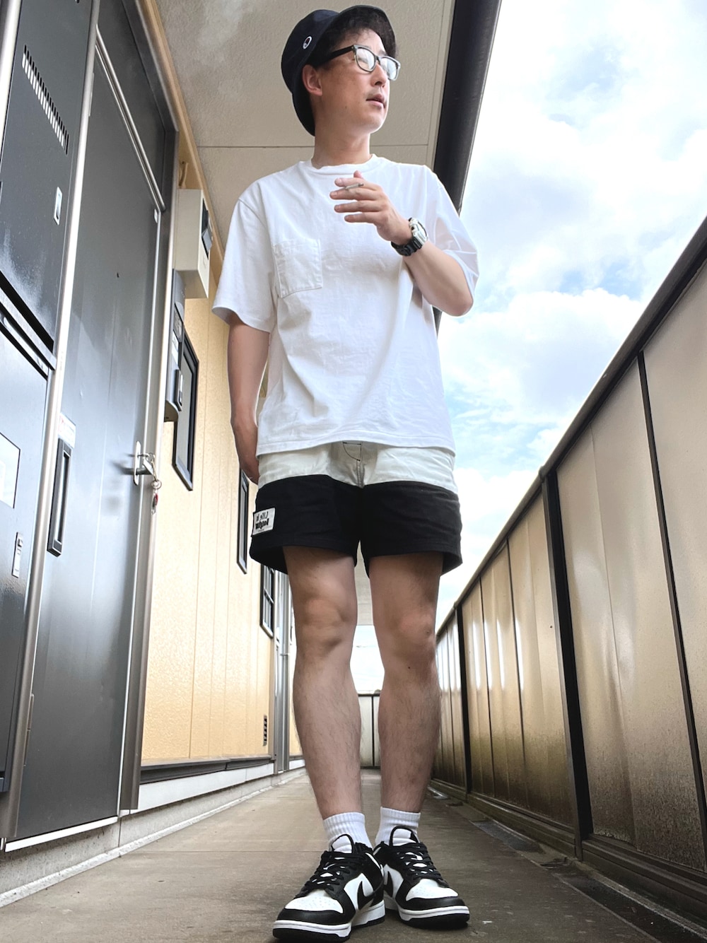 ホワイト系のTシャツ/カットソー、ブルー系のその他パンツ、ブラック系のスニーカーを着用したメンズの夏コーディネートの1枚目の写真