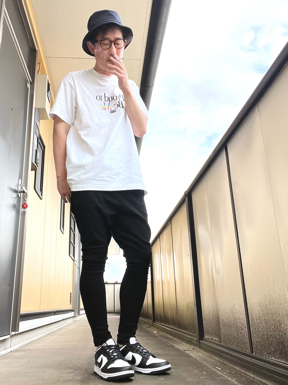 「夏コーデ、シンプルコーデ、おしゃれさんと繋がりたい、kith、モノトーン、バケットハット、Champion、サルエルパンツ、NIKE、dunk、CAMBIO」｜「KITHのアイテム（Tシャツ/カットソー、ホワイト系）」を使った、ゆうすけさん（メンズ・176cm）の夏コーディネートの1枚目の写真
