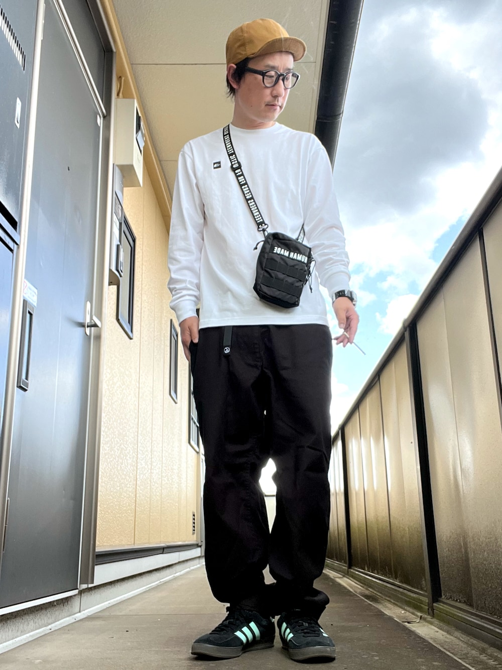「やっぱり帽子が好き、ショルダーバッグ、HUMAN MADE、printstar、ロンT、ワイドパンツ、FREAK’Ｓ STORE、adidas、gazelle、CAMBIO」｜「CAMBIOのキャップ（キャップ、ベージュ系）」を使った、ゆうすけさん（メンズ・176cm）の春コーディネートの1枚目の写真