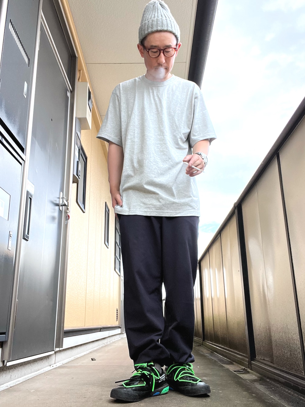 「ゆるコーデ、おしゃれさんと繋がりたい、リラックススタイル、ビッグシルエット、WEGO、ニット帽、printstar、off white、NIKE、off-white×NIKE、UNIQLO」｜「Printstarの【Printstar】5.0オンス DMT ベーシックTシャツ 半袖無地T 00086（Tシャツ/カットソー、パープル系）」を使った、ゆうすけさん（メンズ・176cm）の秋コーディネートの1枚目の写真