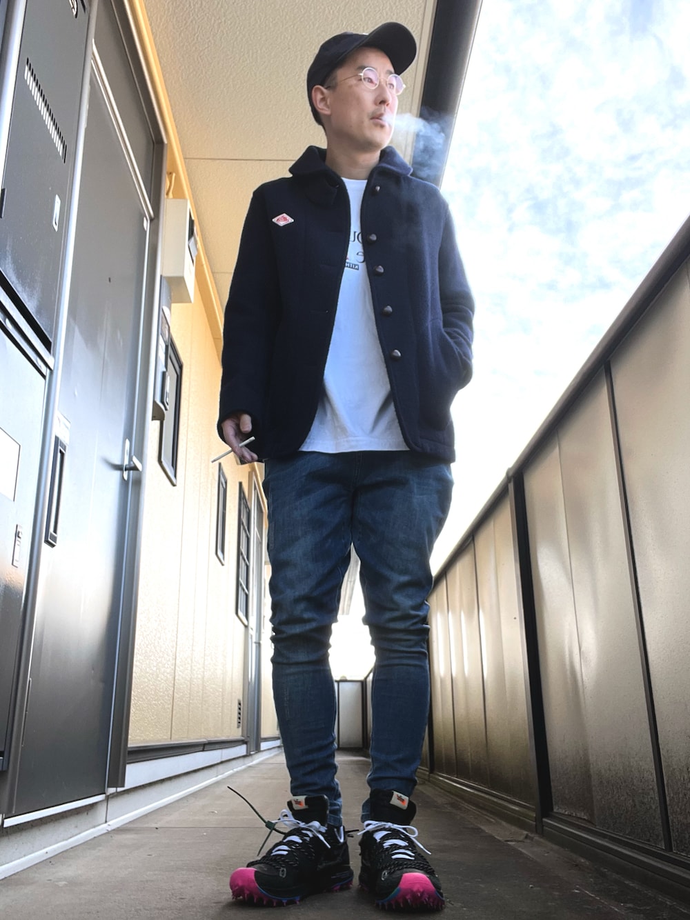 「私の推しブランド、Danton、シンプルコーデ、off white、デニム、kith、NIKE」｜「CAMBIOのmp10415-Stretch Denim Jodhpurs Pants ジョガーパンツ（デニムパンツ、ブルー系）」を使った、ゆうすけさん（メンズ・176cm）の冬コーディネートの1枚目の写真