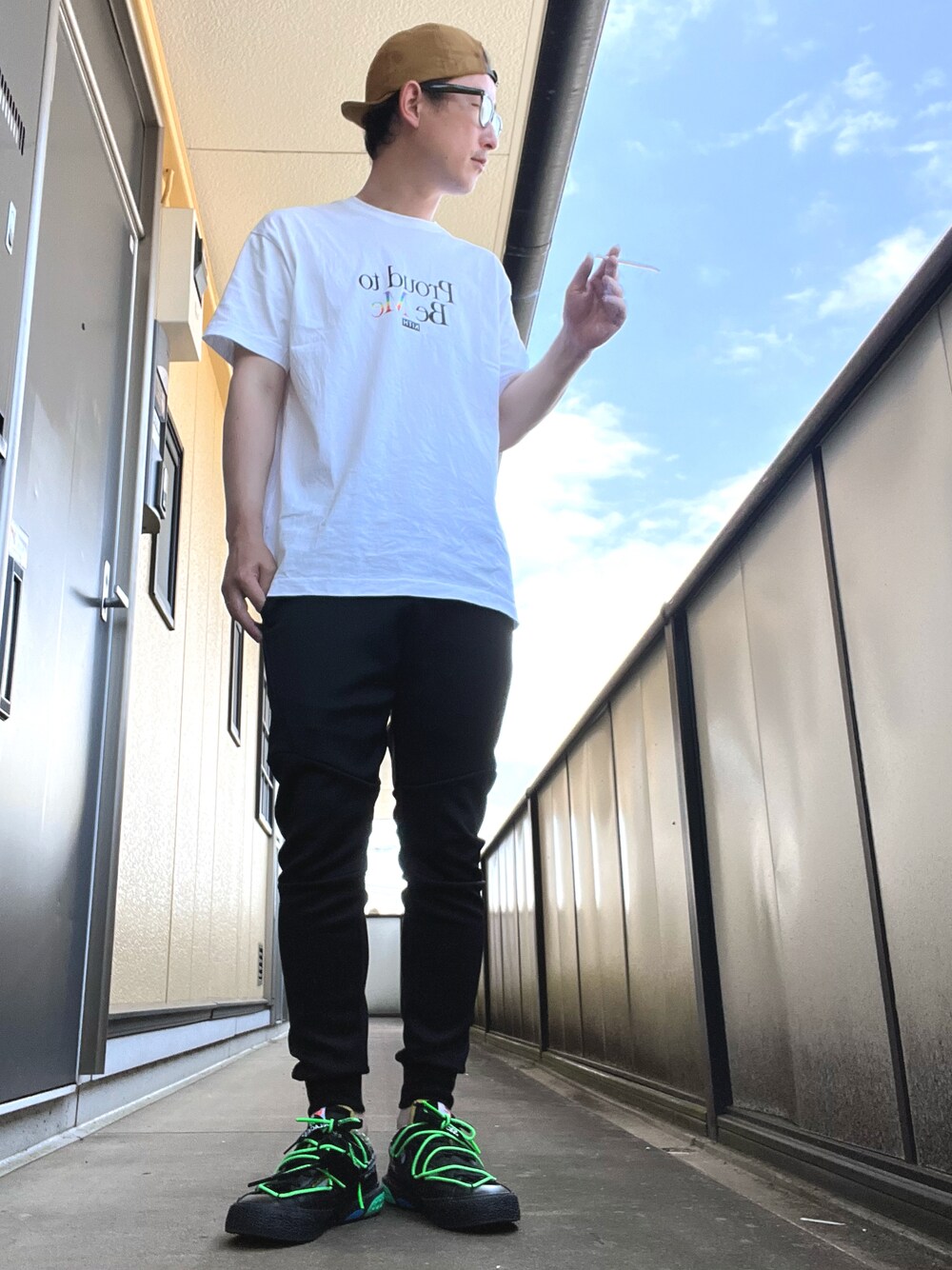 「休日スタイル、スニーカーコーデ、シンプルコーデ、CAMBIO、キャップ、kith、NIKE、off white」｜「CAMBIOのmp10786-Cardboard Knit Tight Fit Pants パンツ（その他パンツ、ブラック系）」を使った、ゆうすけさん（メンズ・176cm）の夏コーディネートの1枚目の写真