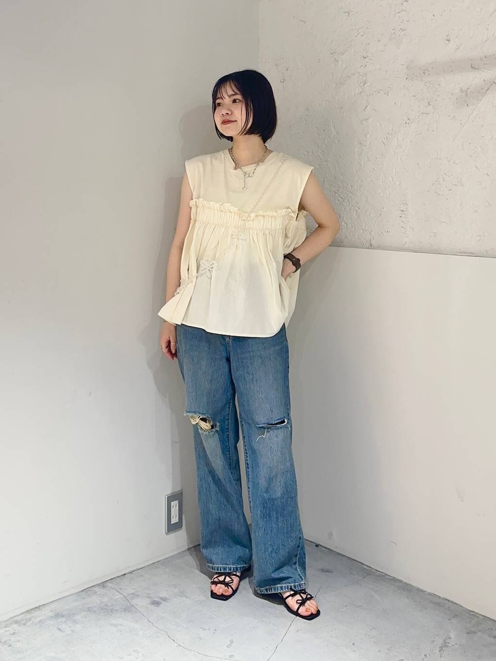 「差し色コーデ、低身長、カジュアル、ローリーズスタイル_LOWRYS FARM、公認インフルエンサー_LOWRYS FARM、大人女子カジュアル_LOWRYS FARM、LOWRYS FARM」｜「Me%のオハナビーズモバイルショルダーストラップ 109516（スマホグッズ、その他）」を使った、ヤスダ ナナセさん（レディース・154cm）の夏コーディネートの1枚目の写真