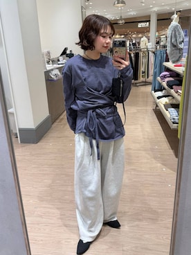 「LOWRYS FARM（ローリーズファーム）のカットイージーコクーンパンツ　292362（スウェットパンツ、グレー系）」を使った、ヤスダ ナナセさん（レディース・154cm）の春コーディネート