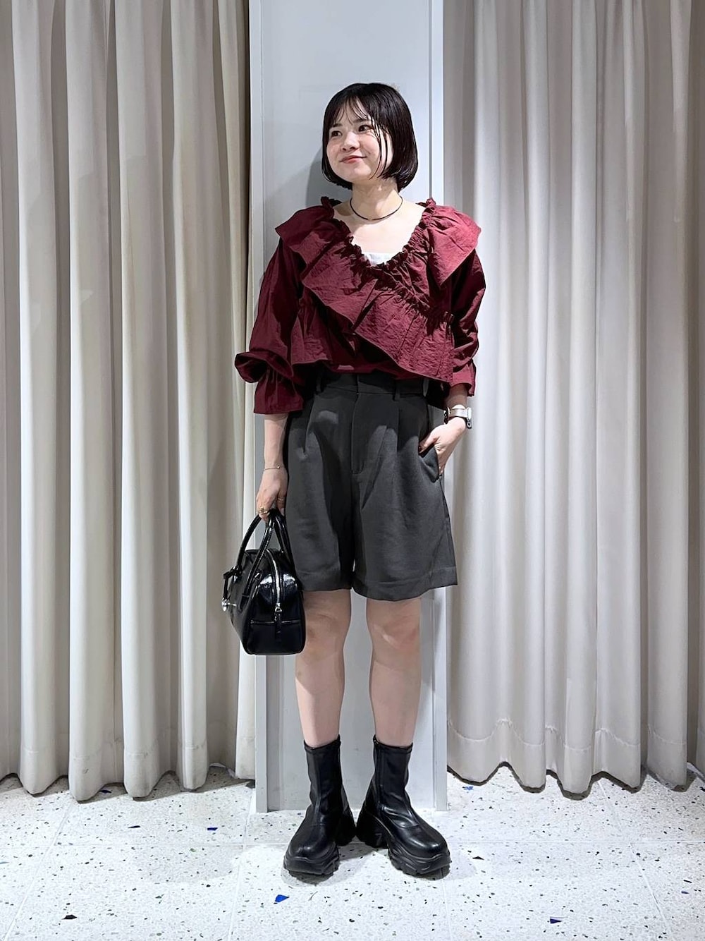 「差し色コーデ、低身長、カジュアル、ローリーズスタイル_LOWRYS FARM、公認インフルエンサー_LOWRYS FARM、大人女子カジュアル_LOWRYS FARM、LOWRYS FARM、ブラウス、ショートパンツ」｜「LOWRYS FARMのフリルクロスギャザーブラウスＬＳ 116620（シャツ/ブラウス、レッド系）」を使った、ヤスダ ナナセさん（レディース・154cm）の秋コーディネートの1枚目の写真