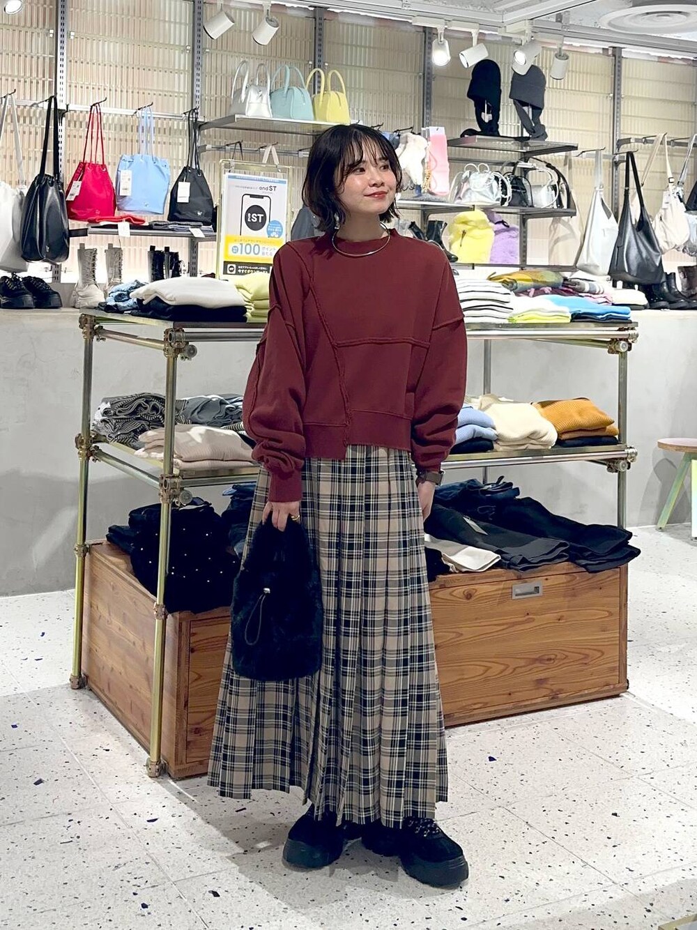 「差し色コーデ、低身長、カジュアル、ローリーズスタイル_LOWRYS FARM、公認インフルエンサー_LOWRYS FARM、大人女子カジュアル_LOWRYS FARM、LOWRYS FARM、スウェット、秋コーデ、冬コーデ、ロングスカート」｜「LOWRYS FARMのトレッキングシューズ 212059（モカシン/デッキシューズ、ブラック系）」を使った、ヤスダ ナナセさん（レディース・154cm）の秋コーディネートの1枚目の写真