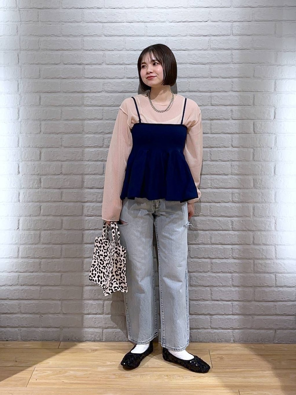 「差し色コーデ、低身長、カジュアル、ローリーズスタイル_LOWRYS FARM、公認インフルエンサー_LOWRYS FARM、大人女子カジュアル_LOWRYS FARM、LOWRYS FARM、春コーデ、デニムパンツ」｜「LOWRYS FARMのペプラムニットキャミ　111949（Tシャツ/カットソー、ブルー系）」を使った、ヤスダ ナナセさん（レディース・154cm）の春コーディネートの1枚目の写真