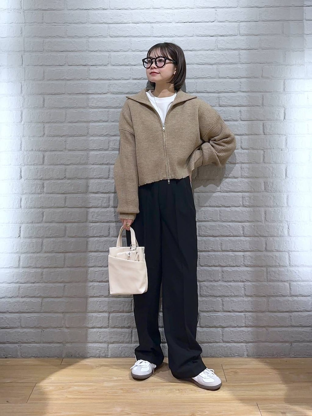 「差し色コーデ、低身長、カジュアル、ローリーズスタイル_LOWRYS FARM、公認インフルエンサー_LOWRYS FARM、大人女子カジュアル_LOWRYS FARM、LOWRYS FARM、カーディガン、スラックス」｜「LOWRYS FARMのサイフＳＥＴショルダーＢＡＧ 970207（ショルダーバッグ、ホワイト系）」を使った、ヤスダ ナナセさん（レディース・154cm）の冬コーディネートの1枚目の写真