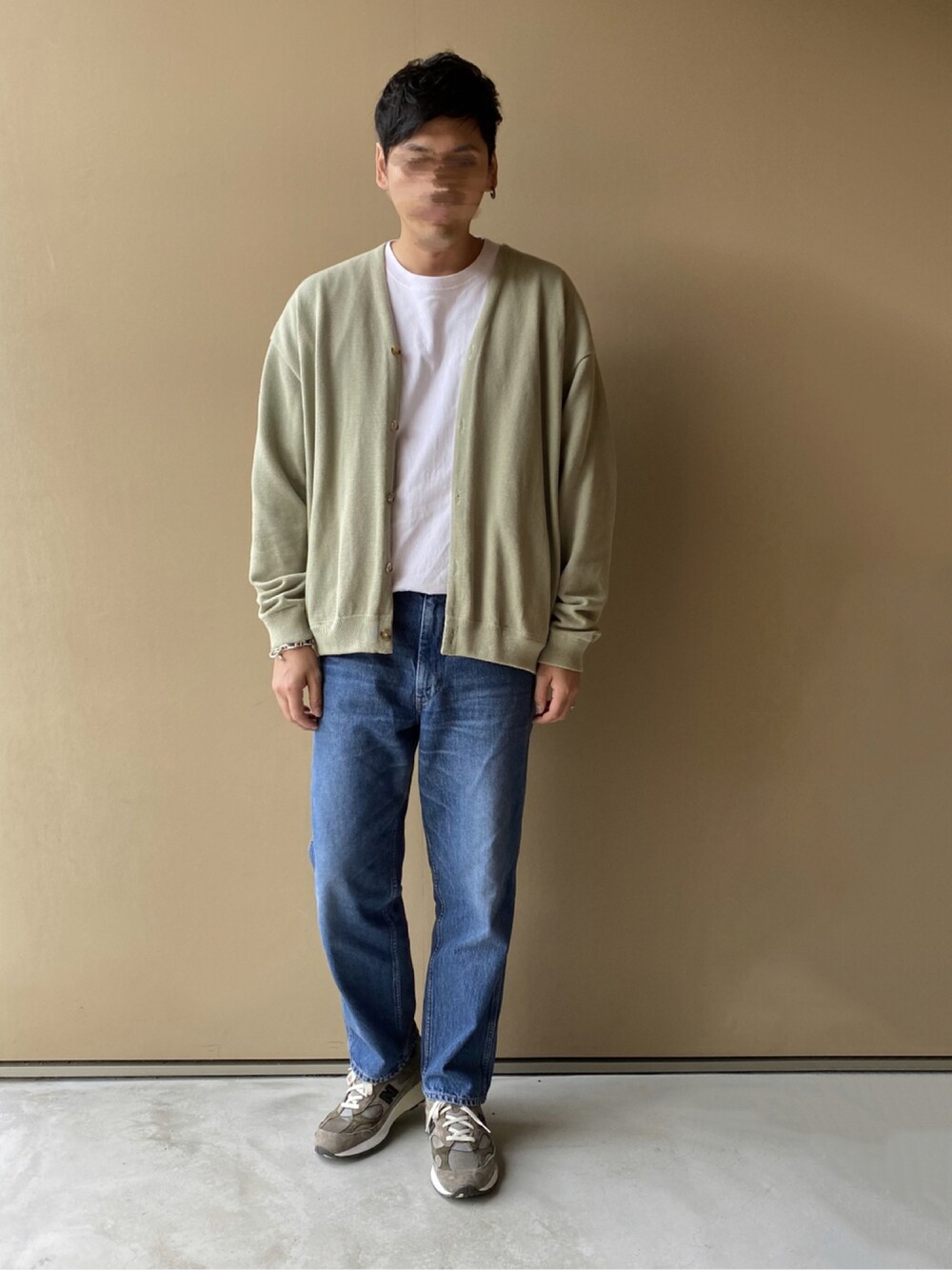 「カーディガン、スニーカー、デニム、カジュアル、New Balance、きれいめカジュアル、ootd、オトナカジュアル、秋コーデ、お洒落さんとつながりたい」｜「crepusculeのアイテム（カーディガン/ボレロ、グリーン系）」を使った、nowhere☻さん（メンズ・180cm）の秋コーディネートの1枚目の写真