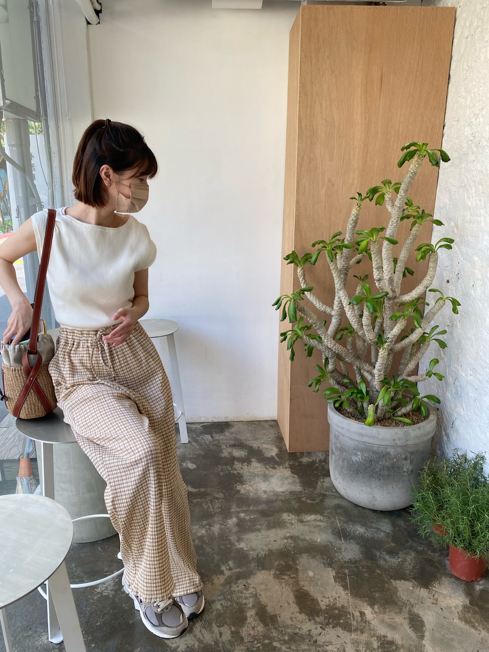 「#nikoand...、Chloe、BEAUTY&YOUTH UNITED ARROWS、newbalance2002、お出かけコーデ、低身長女子、休日スタイル、春服コーデ」｜「BEAUTY&YOUTH UNITED ARROWSのアイテム（ニット/セーター、ホワイト系）」を使った、Cindy Chen 🌼さん（レディース・156cm）の冬コーディネートの1枚目の写真