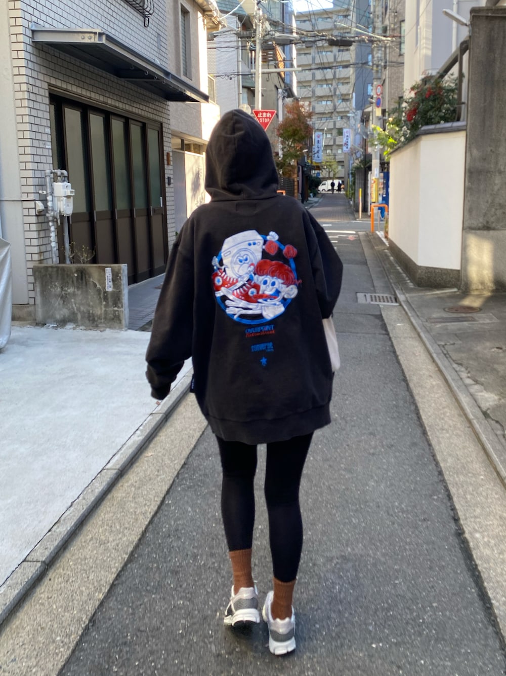 「冬コーデ、カジュアル、カジュアルコーデ、CONVERSE TOKYO」｜「CONVERSE TOKYOのアイテム（パーカー、ブラック系）」を使った、Cindy Chen 🌼さん（レディース・156cm）の冬コーディネートの1枚目の写真