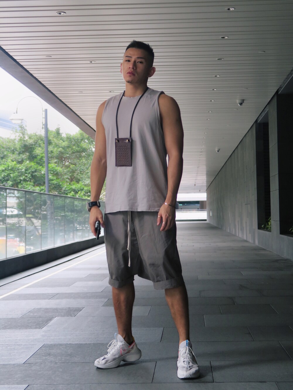 「秋のコーデ、秋コーデ、秋服、休日スタイル、RICK OWENS、BOTTEGA VENETA、NIKE、休日コーデ、夏コーデ、運動搭配」｜「Rick OwensのRICK OWENS Bermudas（その他パンツ、グレー系）」を使った、joe wong さん（メンズ・173cm）の秋コーディネートの1枚目の写真