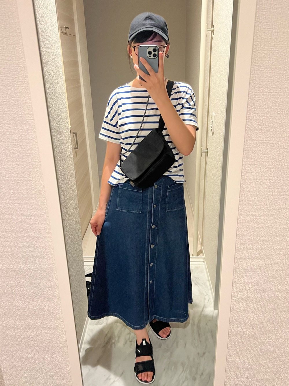 「真夏のアクティブスタイル」｜「UNIQLOのアイテム（デニムスカート、ブルー系）」を使った、chiさん（レディース・166cm）の秋コーディネートの1枚目の写真