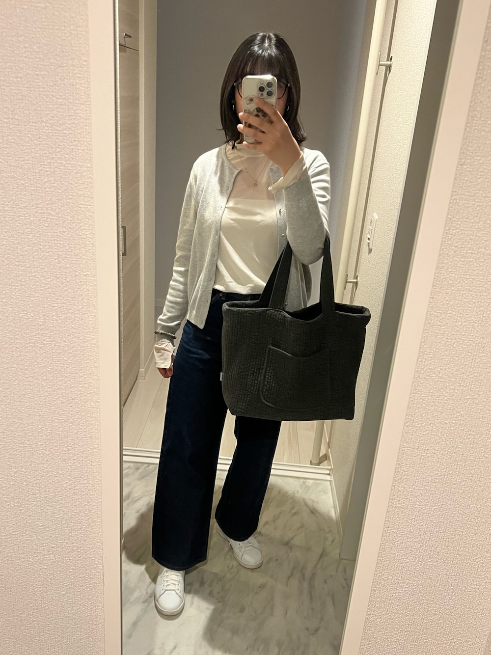 「デニムパンツ、カーティガン、スタンスミス、ヌビバッグ、デニムコーデ」｜「susabiのアイテム（トートバッグ、グレー系）」を使った、chiさん（レディース・166cm）の春コーディネートの1枚目の写真