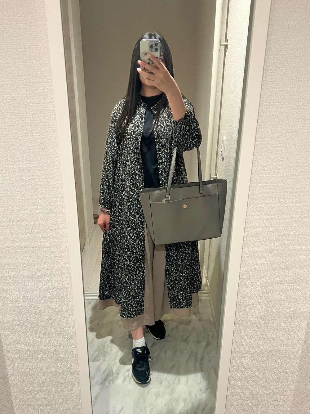 「夏コーデ、花柄ワンピース、NIKE AIR MAX、黒Tシャツ」｜「NIKEのナイキ エア マックス 90 ウィメンズシューズ / スニーカー /W AIR MAX 90（スニーカー、ブラック系）」を使った、chiさん（レディース・166cm）の夏コーディネートの1枚目の写真
