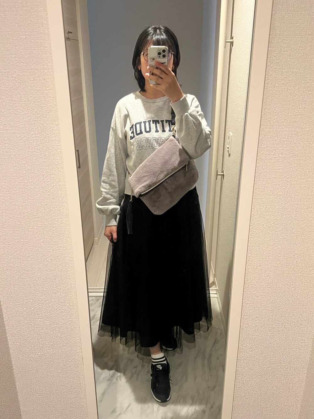 「スウェット、チュールスカート、ジャンパースカート、ナイキスニーカー、白ソックス」｜「fifthのアイテム（ジャンパースカート、ブラック系）」を使った、chiさん（レディース・166cm）の秋コーディネートの1枚目の写真