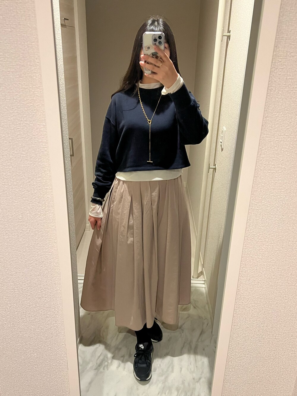 「シアートップス、レイヤードスタイル、NIKE AIR MAX、スニーカー」｜「ebineの金属アレルギー対応/Long Mantle Necklace/サージカルステンレス/ネックレス（ネックレス、ゴールド系）」を使った、chiさん（レディース・166cm）の冬コーディネートの1枚目の写真