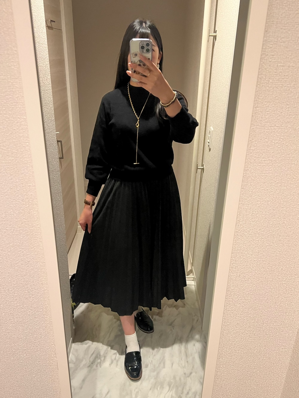 「プリーツスカート、白ソックス、ローファー、秋コーデ」｜「ORiental TRafficのアイテム（ローファー、ブラック系）」を使った、chiさん（レディース・166cm）の秋コーディネートの1枚目の写真