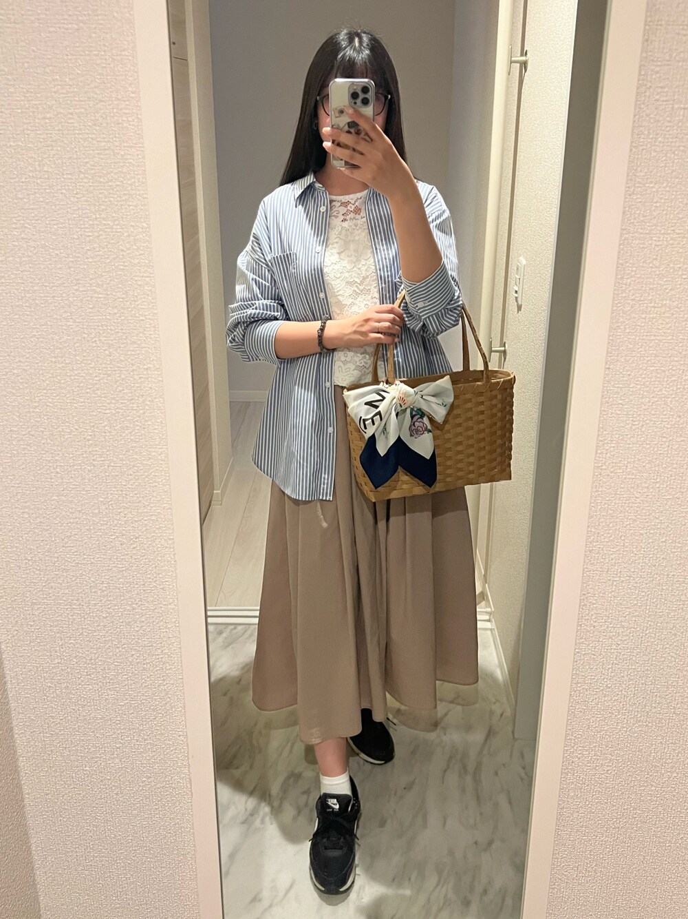 「かごバッグ、ストール、ストライプシャツ、ナイキ、NIKE AIR MAX、レーストップス、春夏コーデ」｜「NIKEのナイキ エア マックス 90 ウィメンズシューズ / スニーカー /W AIR MAX 90（スニーカー、ブラック系）」を使った、chiさん（レディース・166cm）の春コーディネートの1枚目の写真