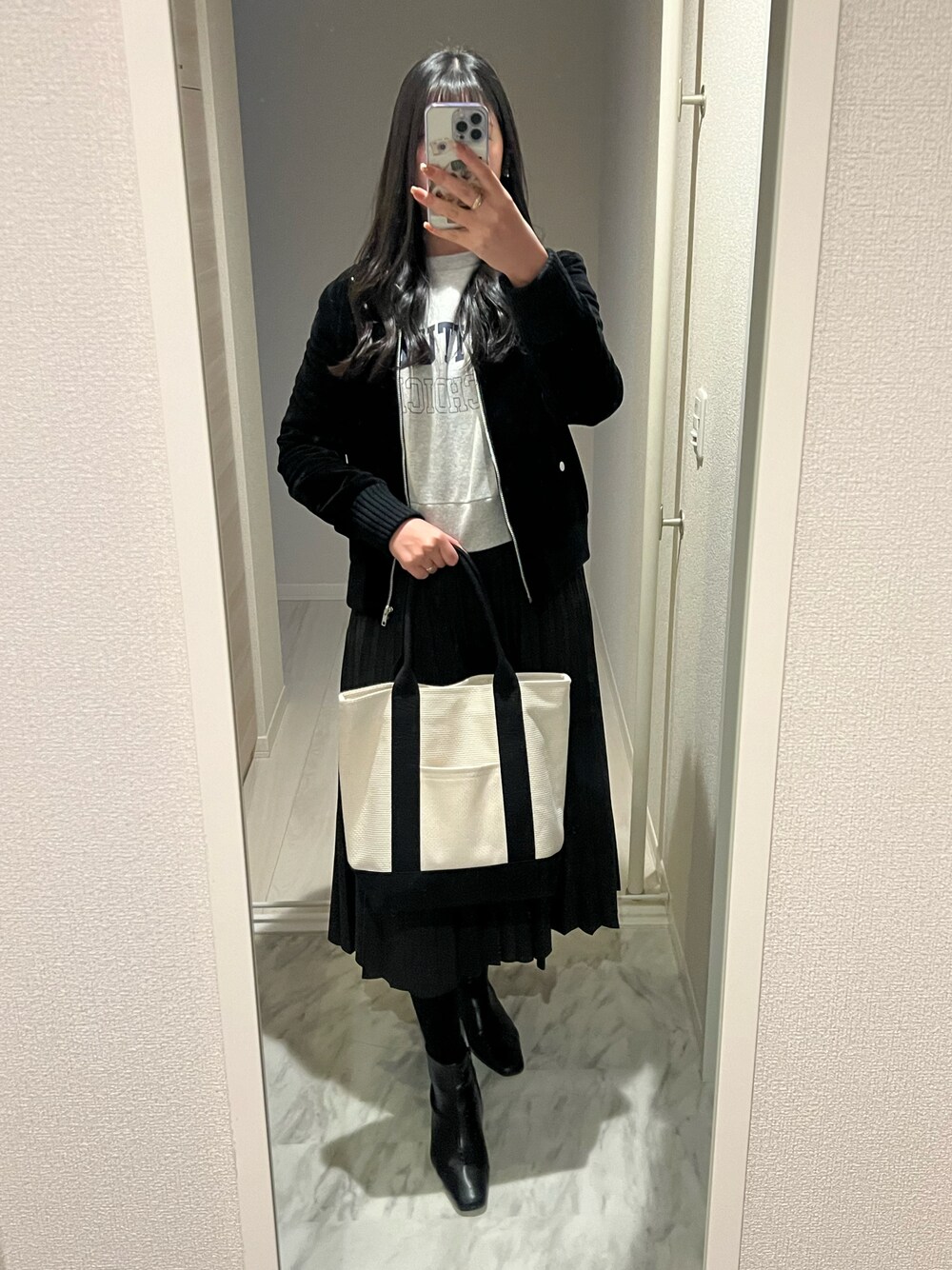 「ブルゾン、ブーツ、トートバッグ、ロゴスウェット、スウェット」｜「LOWRYS FARMのアイテム（ブルゾン、ブラック系）」を使った、chiさん（レディース・166cm）の冬コーディネートの1枚目の写真