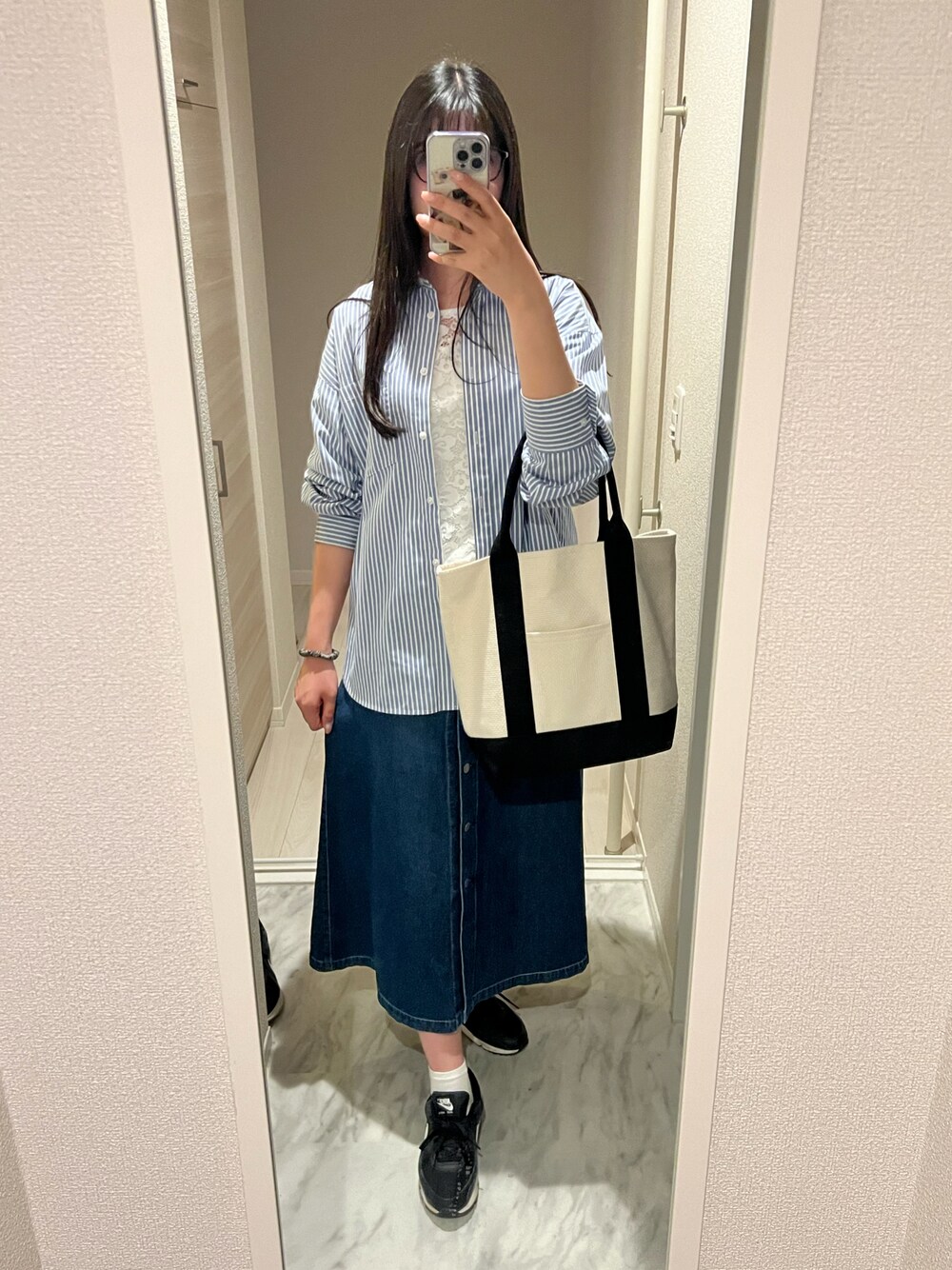 「春カラー、ストライプシャツ、デニムスカート、トートバッグ、NIKE AIR MAX、白ソックス、レーストップス」｜「sasiccoのアイテム（トートバッグ、ホワイト系）」を使った、chiさん（レディース・166cm）の春コーディネートの1枚目の写真