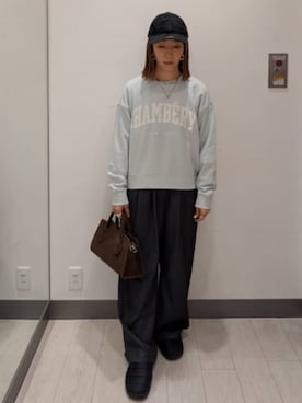 「URBAN RESEARCH DOORS（アーバンリサーチドアーズ）のカレッジロゴ刺繍スウェット（スウェット、グリーン系）」を使った、MIHOさん（レディース・153cm）の冬コーディネート