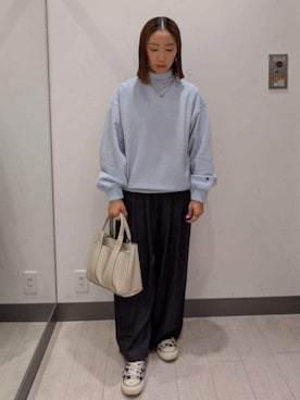 「Champion（チャンピオン）の『別注』Champion×DOORS　Highneck Sweatshirts（スウェット、ブルー系）」を使った、MIHOさん（レディース・153cm）の冬コーディネート