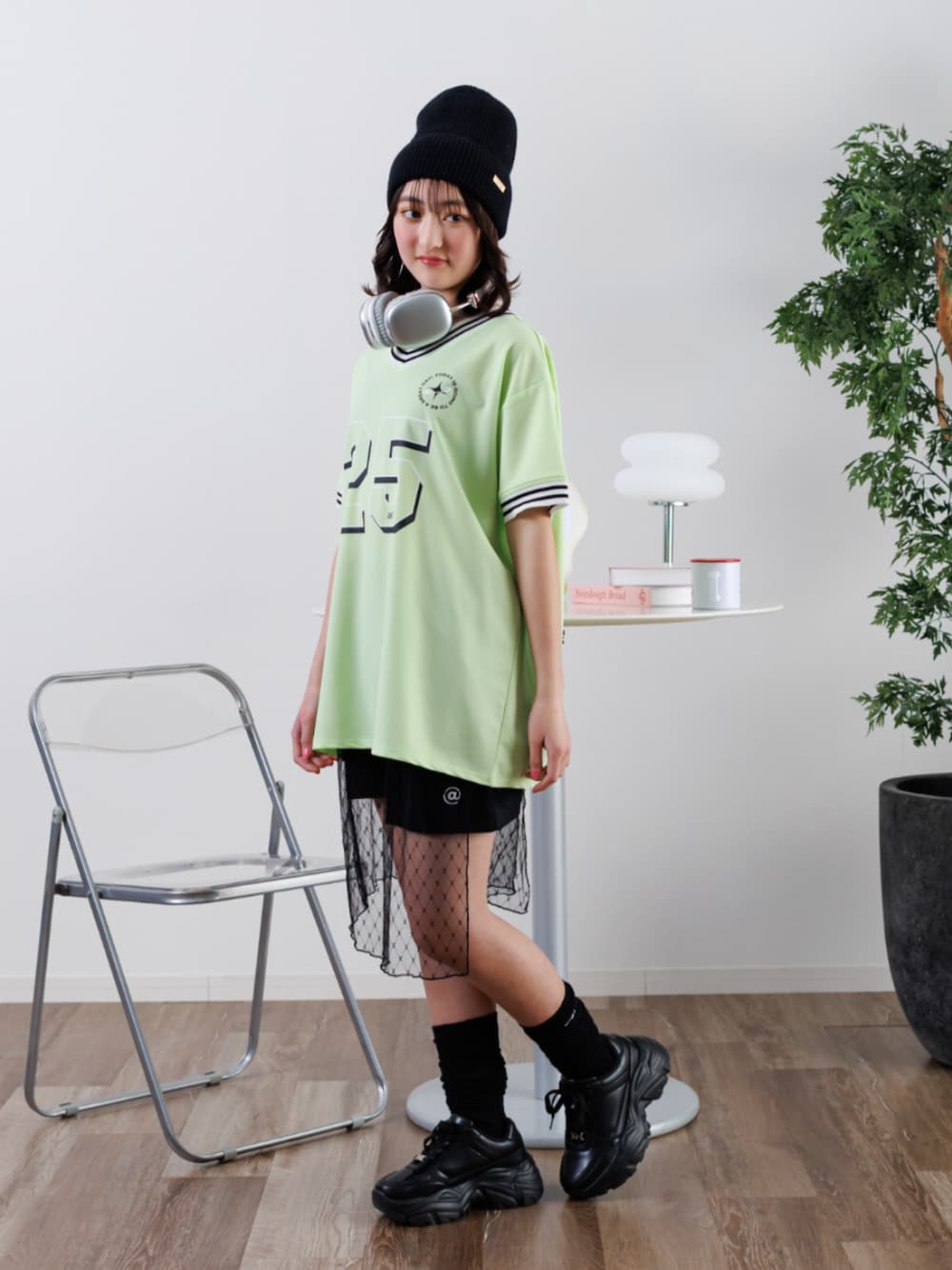 「F.O.Online Store、エフオーオンラインストア(F.O.Online Store)、ALGY、アルジー、キッズコーデ、キッズファッション、女の子、カジュアル、お出かけコーデ、きれいめカジュアル、Tシャツ、スカート、スニーカー、夏服、ストリート系」｜「algyの厚底スニーカー（スニーカー、ブラック系）」を使った、F.O.OnlineStoreさん（キッズ・153cm）の夏コーディネートの1枚目の写真