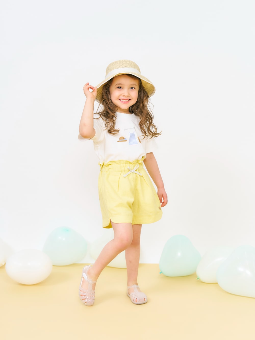 「F.O.Online Store、エフオーオンラインストア(F.O.Online Store)、apres les cours、アプレレクール、キッズコーデ、キッズファッション、女の子、春服、きれいめカジュアル、リボン、ハーフパンツ、春めき満開コーデ、淡色コーデ、ハット、サンダル」｜「apres les coursのジェリーサンダル（サンダル、ホワイト系）」を使った、F.O.OnlineStoreさん（キッズ・110cm）の春コーディネートの1枚目の写真